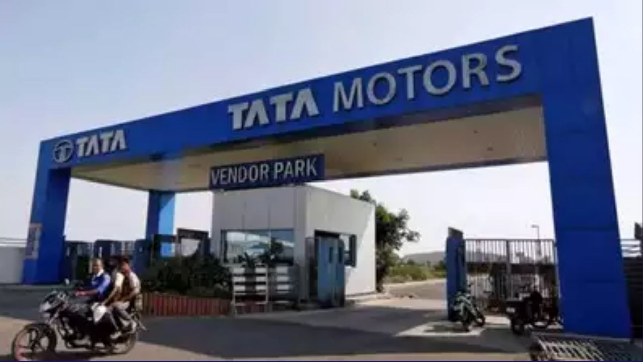 Tata Motors ના બે અલગ-અલગ લિસ્ટેડ કંપનીઓના હાઉસિંગમાં ડિમર્જરની દરખાસ્તને મંજૂરી આપી હતી: કોમર્શિયલ વ્હીકલ બિઝનેસ અને તેના સંબંધિત રોકાણો એક એન્ટિટીમાં અને પેસેન્જર વ્હીકલ બિઝનેસ સહિત PV, EV, JLR અને અન્ય એન્ટિટીમાં તેના સંબંધિત રોકાણો.