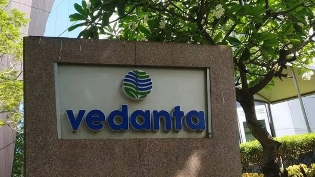 Vedanta ના બોર્ડ ઓફ ડિરેક્ટર્સે વૈવિધ્યસભર વ્યવસાયોના ડિમર્જરને મંજૂરી આપી હતી જેના પરિણામે છ અલગ-અલગ લિસ્ટેડ કંપનીઓ વેદાંતા એલ્યુમિનિયમ, વેદાંતા ઓઈલ એન્ડ ગેસ, વેદાંતા પાવર, વેદાંત સ્ટીલ અને ફેરસ મટિરિયલ્સ, વેદાંતા બેઝ મેટલ્સ અને વેદાંતા લિ. (નોંધ : અહીં આપવામાં આવેલી માહિતી ફક્ત આપની જાણકારી માટે છે. કોઈ પણ રોકાણ કરવા પહેલા નિષ્ણાંતોની સલાહ લેવી જરૂરી છે.)