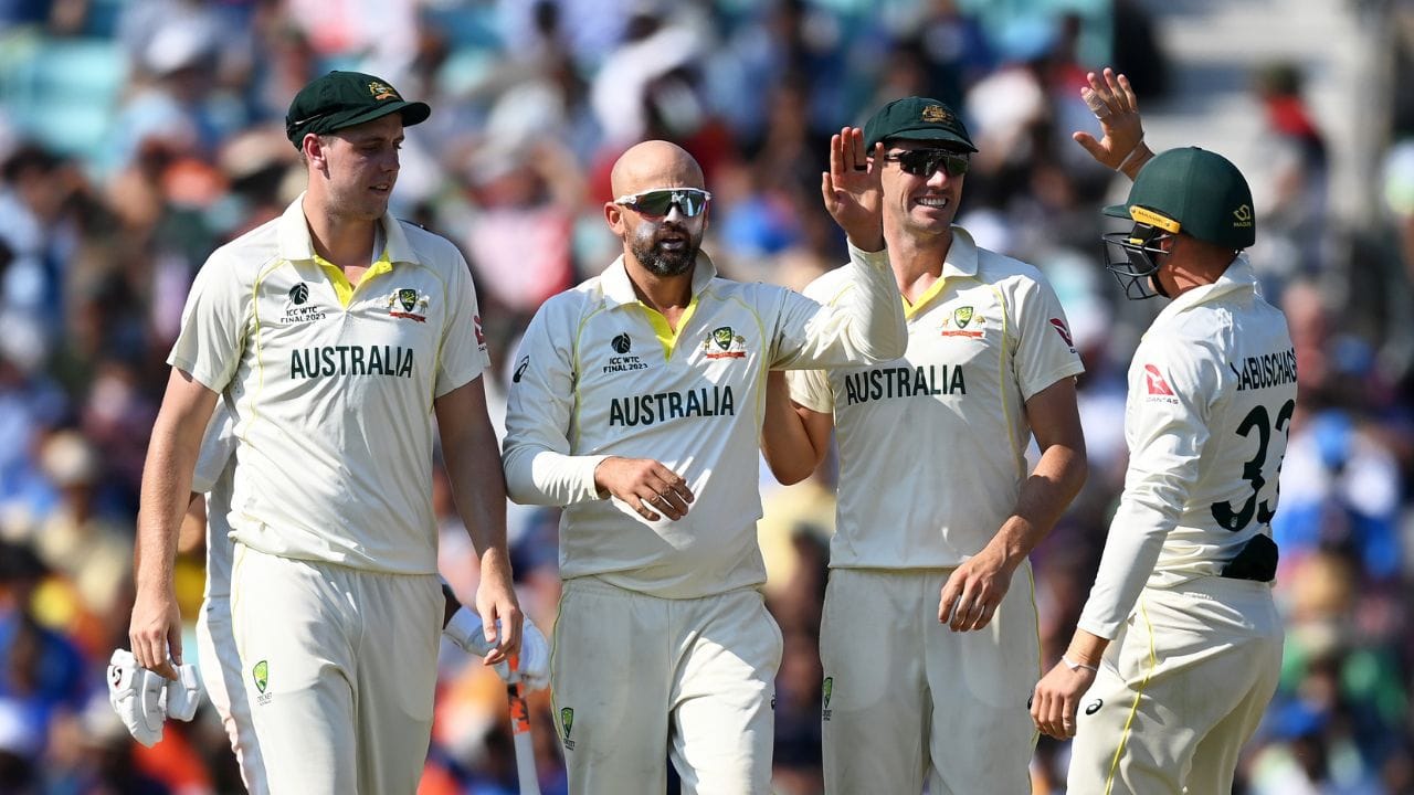 તાજેતરમાં જ ટીમ ઈન્ડિયાએ પર્થ ટેસ્ટમાં ઓસ્ટ્રેલિયાને હરાવીને પોઈન્ટ ટેબલમાં પ્રથમ સ્થાન મેળવ્યું હતું. પરંતુ હવે ઓસ્ટ્રેલિયાને વધુ એક મોટો ફટકો પડ્યો છે. હવે તે ટોપ-2માંથી પણ બહાર થઈ ગઈ છે અને એક ટીમ પાંચમાં સ્થાનેથી સીધા બીજા સ્થાને પહોંચી ગઈ છે. એટલે કે આ ટીમે ફાઈનલની રેસમાં જોરદાર છલાંગ લગાવી છે.