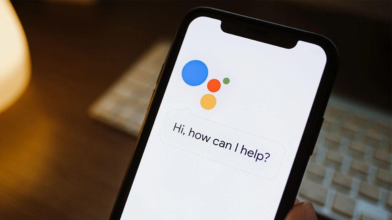 Google Assistant : iPhone ની Siri ને દરેક વ્યક્તિ જાણે છે. સિરી એ આઇફોનનું એડવાન્સ ફીચર છે, જેના દ્વારા યુઝર્સ તેમના ઘણા કાર્યો પૂર્ણ કરે છે. આઈફોન યુઝર્સની જેમ એન્ડ્રોઈડ યુઝર્સ પણ આ ફીચરનો આનંદ લઈ શકે છે. જો કે, એન્ડ્રોઇડ યુઝર્સ માટે આ સુવિધા ગૂગલ આસિસ્ટન્ટ દ્વારા ઉપલબ્ધ છે. તમારા એન્ડ્રોઇડ ફોનમાં ગૂગલ આસિસ્ટન્ટને એક્ટિવેટ કરીને, તમે તેની સાથે ઘણા કાર્યો પૂર્ણ કરી શકો છો. તમારે ફક્ત OK Google કહીને તમારો આદેશ આપવાનો છે. કૉલ કરવાથી લઈને એલાર્મ સેટ કરવા સુધીના તમામ કામ Google Assistant તમારા માટે કરે છે.