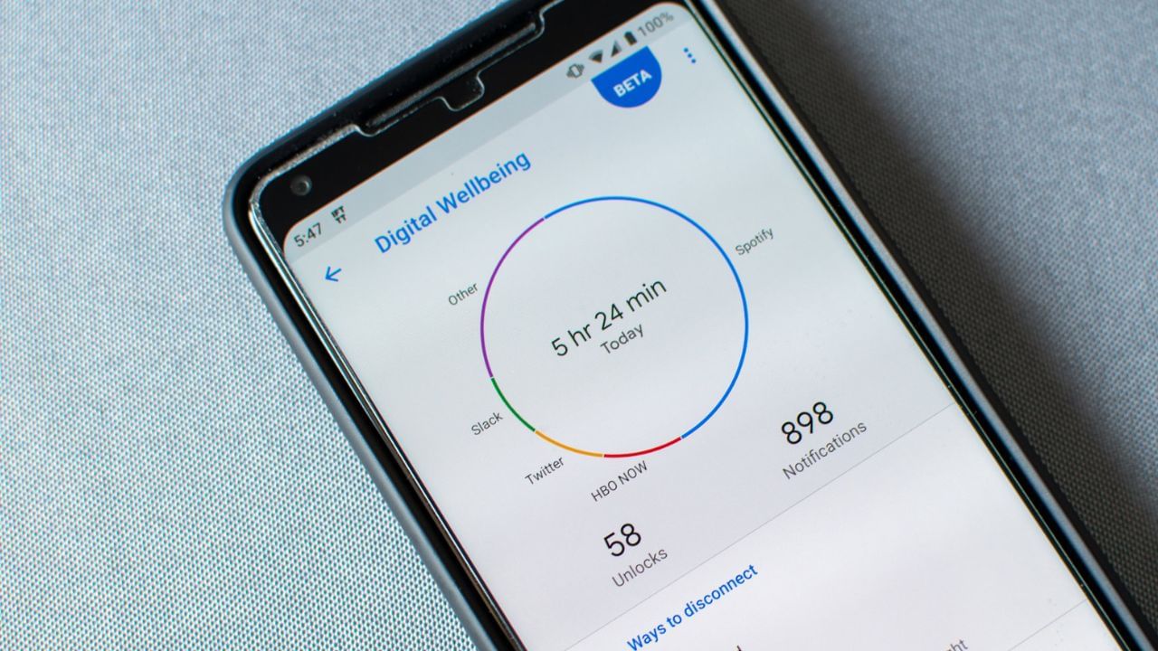 Digital Wellbeing : ડિજિટલ વેલબીઇંગ ફીચર તમને તમારા સ્વાસ્થ્યની સંભાળ રાખવામાં મદદ કરે છે. ડિજિટલ યુગમાં જ્યાં આપણે આપણા ફોનમાં સતત વ્યસ્ત રહીએ છીએ, એન્ડ્રોઇડની આ સુવિધા તમને ફોન સ્વીચ ઓફ કરીને સૂઈ જવાની સૂચના આપે છે. તમે સૂવાનો સમય સેટ કરી શકો છો. આ ફીચર સેટ કર્યા પછી, થોડા સમય પછી તમારો ફોન બ્લેક એન્ડ વ્હાઇટ થઈ જાય છે, જે તમને સૂઈ જવાનો સમય થવાનો સંકેત આપશે.