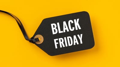 અમેરિકામાં દર વર્ષે બ્લેક ફ્રાઈડે ઉજવવામાં આવે છે. આ દિવસ દર વર્ષે થેંક્સગિવિંગ પછી શુક્રવારે ઉજવવામાં આવે છે. આ ક્રમમાં આ વર્ષે આ દિવસ 29 નવેમ્બરે ઉજવવામાં આવે છે. આ દિવસોમાં તમને એમેઝોન , ફ્લિપકાર્ટ જેવી શોપિંગ સાઇટ પર ભારે ડિસ્કાઉન્ટ ઓફર જોવા મળી રહી છે. છેલ્લા કેટલાક દિવસોથી તમે બ્લેક ફ્રાઇડે શબ્દ વારંવાર વાંચી રહ્યા છો તો આ શું છે અને કેમ ઉજવાય છે ચાલો જાણીએ
