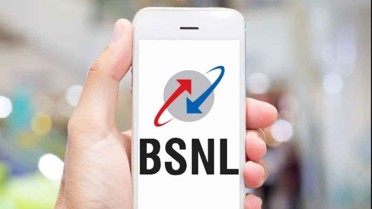 BSNLના ચેરમેને તાજેતરમાં જાહેરાત કરી છે કે કંપની નજીકના ભવિષ્યમાં તેના રિચાર્જ પ્લાનને મોંઘા નહીં કરે. ખાનગી ટેલિકોમ કંપનીઓ Jio, Airtel અને Viના પ્લાન મોંઘા થયા બાદ BSNL એ છેલ્લા બે મહિનામાં 55 લાખથી વધુ નવા યુઝર્સ ઉમેર્યા છે. સરકારી ટેલિકોમ કંપની તેના યુઝર્સને સસ્તા દરે ઘણા પ્રીપેડ રિચાર્જ પ્લાન ઓફર કરી રહી છે. જ્યારે ખાનગી કંપનીઓના 84-દિવસના પ્લાન માટે રૂ. 800 થી રૂ. 900 ખર્ચવા પડે છે, ત્યારે BSNL રૂ. 700 કરતાં ઓછી કિંમતે 100 દિવસથી વધુની માન્યતા સાથે ત્રણ રિચાર્જ પ્લાન ઓફર કરી રહી છે. 