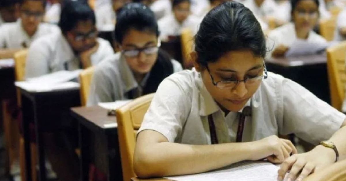 75% હાજરી ફરજિયાત : CBSE બોર્ડની પરીક્ષામાં હાજર રહેવા માટે શાળામાં વિદ્યાર્થીઓની 75 ટકા હાજરી ફરજિયાત છે. બોર્ડે અગાઉ કહ્યું હતું કે માત્ર તબીબી કટોકટી, રાષ્ટ્રીય અથવા આંતરરાષ્ટ્રીય રમતગમતના કાર્યક્રમોમાં ભાગ લેવા અને અન્ય ગંભીર કારણોસર વિદ્યાર્થીઓને હાજરીમાં 25 ટકા છૂટ આપવામાં આવશે. આ માટે વિદ્યાર્થીએ જરૂરી ડોક્યુમેન્ટ્સ શાળામાં જમા કરાવવાના રહેશે.
