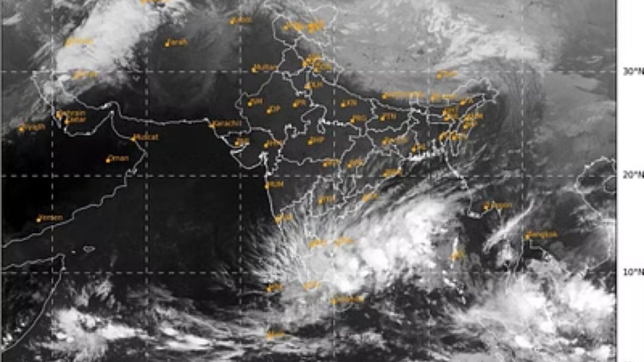 જોકે, વાવાઝોડું કઈ તરફ જશે એ મામલે તમામ મૉડલ એક નથી અને હવામાન વિભાગે પણ હજી તેનો આગળનો ટ્રેક જાહેર કર્યો નથી. ગુજરાતના પાડોશી રાજ્ય સુધી તેની અસર થવાની શક્યતા છે.હાલ ગુજરાત પર વાવાઝોડાની કોઇ ખાસ અસર જોવા મળશે નહીં. ગુજરાતમાં હાલ વરસાદની કોઇ શકયતાઓ નથી. 
