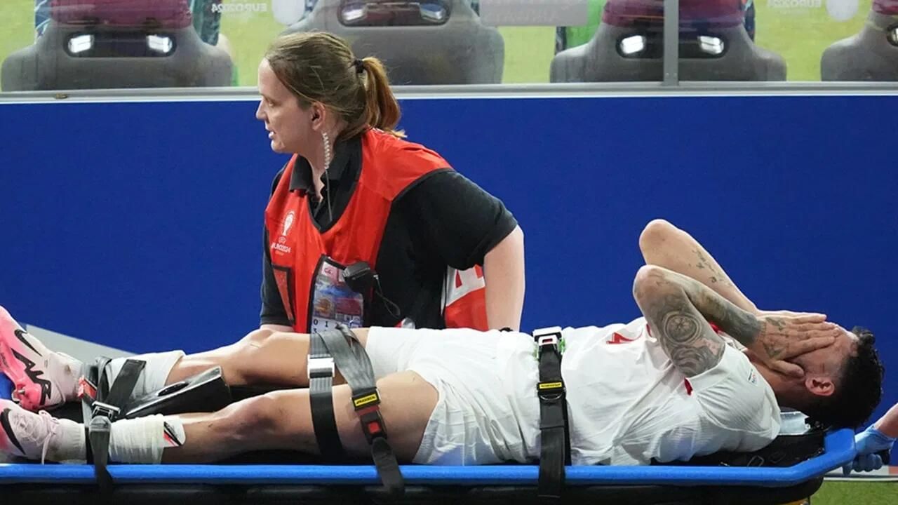 Lightning struck the player's head in the live match, he died on the field, watch the video