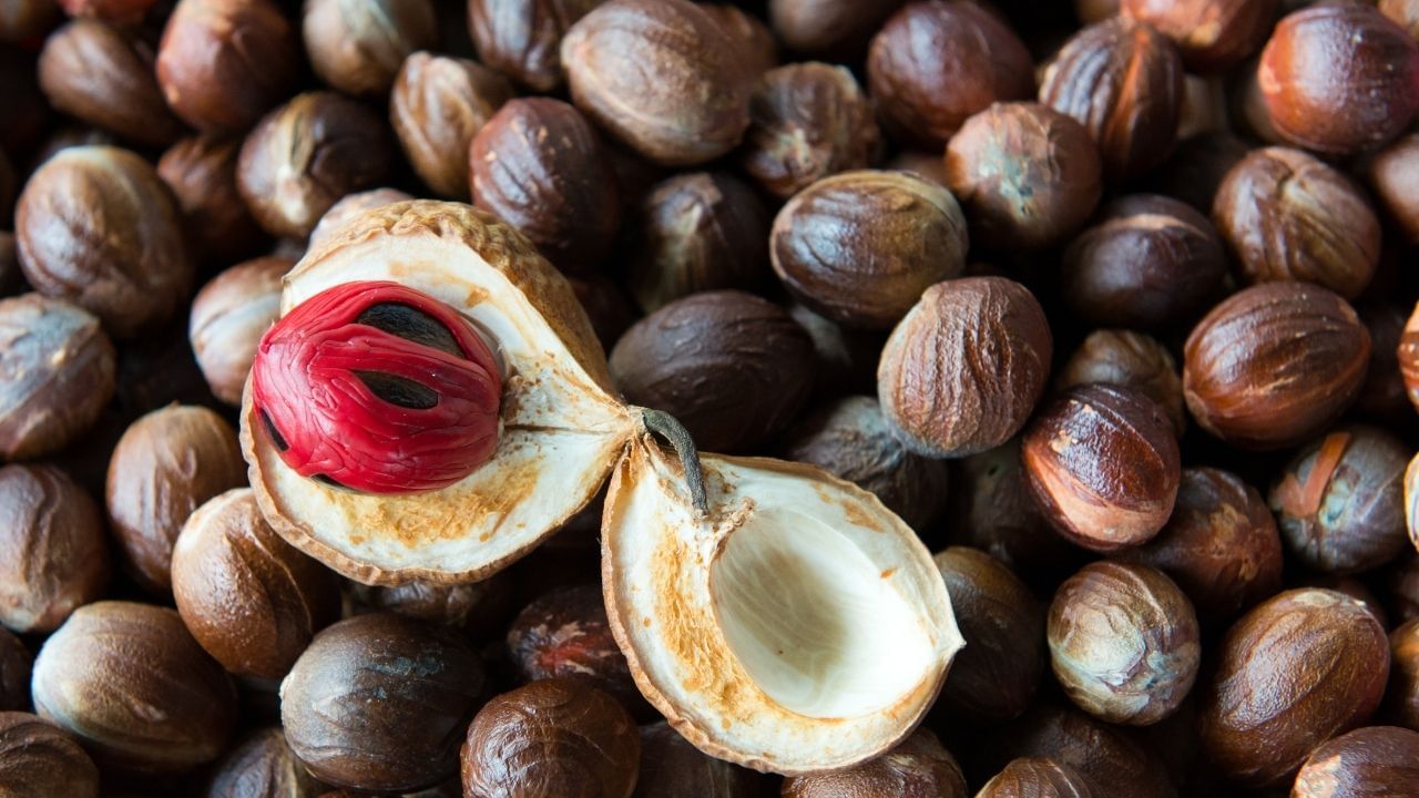 જાયફળમાં મિરિસ્ટિસિન અને મેગ્નેશિયમ જેવા સંયોજનો ભરપૂર પ્રમાણમાં હોય છે, જે અનિદ્રાની સમસ્યામાં રાહત આપે છે.