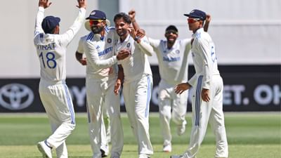 ભારતે પર્થ ટેસ્ટ જીતી લીધી છે. તેણે ઓસ્ટ્રેલિયાને 295 રનથી હરાવ્યું હતું. આ સાથે ભારતે 5 ટેસ્ટ સિરીઝમાં 1-0ની લીડ મેળવી લીધી છે. ભારત અને ઓસ્ટ્રેલિયા વચ્ચે પર્થ ટેસ્ટ માત્ર 4 દિવસ ચાલી હતી. ભારતે ઓસ્ટ્રેલિયાને 534 રનનો ટાર્ગેટ આપ્યો હતો પરંતુ તે માત્ર 238 રન જ બનાવી શક્યું હતું.