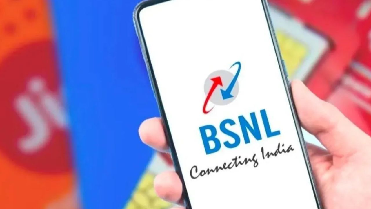 BSNL એ તાજેતરમાં જ ગ્રાહકો માટે લિસ્ટમાં રૂ. 249નો ખૂબ જ સસ્તો રિચાર્જ પ્લાન ઉમેર્યો છે. આ પ્લાનમાં કંપની ગ્રાહકોને તે તમામ લાભ સસ્તા ભાવે આપી રહી છે જેના માટે અન્ય કંપનીઓ ભારે ચાર્જ વસૂલે છે. BSNLના આ પ્લાનમાં તમને 45 દિવસ માટે કોઈપણ નેટવર્કમાં ફ્રી કોલિંગની સુવિધા આપવામાં આવે છે. ફ્રી કોલિંગની સાથે તમને પ્લાનમાં દરરોજ 100 ફ્રી SMS પણ મળે છે.