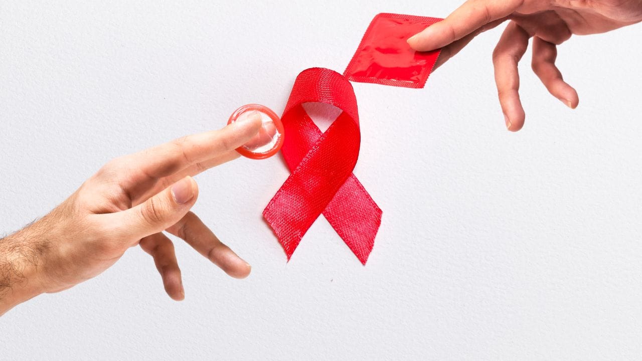 AIDS થવાના કારણ અંગે અનેક લોકો ચર્ચા કરતાં હોય છે. આરોગ્ય નિષ્ણાતોના મતે એઇડ્સ એચ.આઇ.વી. સગર્ભા સ્ત્રીમાંથી તેના બાળકમાં, અસુરક્ષિત સંભોગ દ્વારા અને ચેપગ્રસ્ત લોહી અથવા ચેપગ્રસ્ત સોયના ઉપયોગ દ્વારા સકારાત્મક ચેપ પ્રસારિત થઈ શકે છે. આવી સ્થિતિમાં તેનાથી બચવા માટે સાવચેતી રાખવી જરૂરી છે.