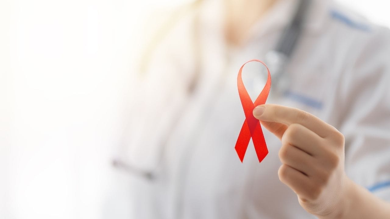 AIDS ના લક્ષણો અથવા ચિહ્નો અંગે વાત કરવામાં આવે તો AIDS (એક્વાર્ડ ઇમ્યુનોડેફિસિયન્સી સિન્ડ્રોમ) ના કારણે દર્દીની રોગપ્રતિકારક શક્તિ ઓછી થાય છે, જેના કારણે સામાન્ય શરદીથી લઈને ક્ષય રોગ સુધીના ચેપ ખૂબ જ સરળતાથી થાય છે.