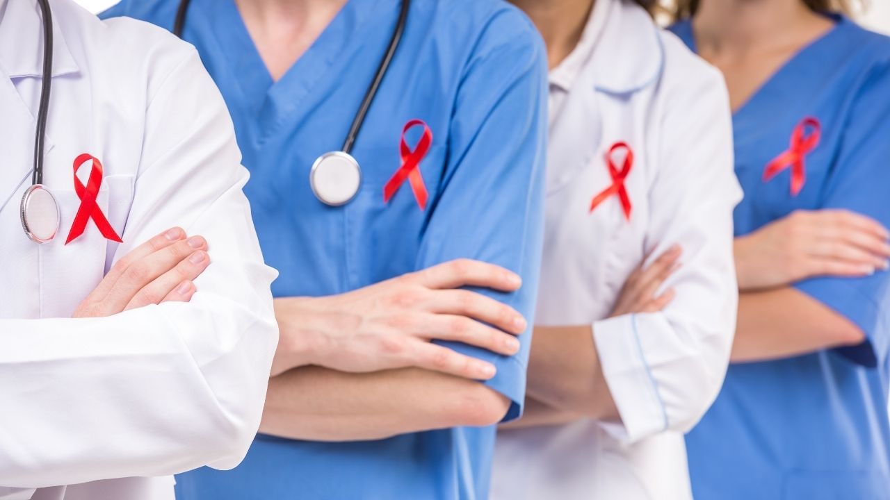 તેના લક્ષણો વિશે વાત કરવામાં આવે તો, કેટલાક અઠવાડિયા સુધી સતત તાવ રહેવો, અઠવાડિયા સુધી ઉધરસ, વજન ઘટવું, મોઢાના ચાંદા પડવા, ભૂખ ન લાગવી, વારંવાર ઝાડા, ગળામાં સોજો, પીડાદાયક અને ખંજવાળ ત્વચા પર ફોલ્લીઓ, સૂતી વખતે પરસેવો આવવો