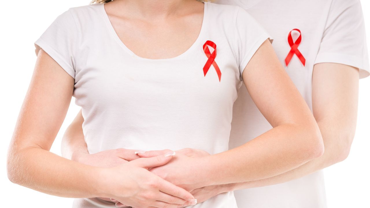 આ સિવાય જો કોઈ વ્યક્તિ HIV સંક્રમિત હોય તો તે જરૂરી નથી કે તેને પણ એઈડ્સ છે. આરોગ્ય નિષ્ણાતોના મતે, HIV થી સંક્રમિત મોટાભાગના લોકો યોગ્ય દવાઓની શરતોનું પાલન કરીને સામાન્ય જીવન જીવી શકે છે. જો કે, આનો અર્થ એ નથી કે તમામ HIV સંક્રમિત લોકોને AIDS નથી થતો.