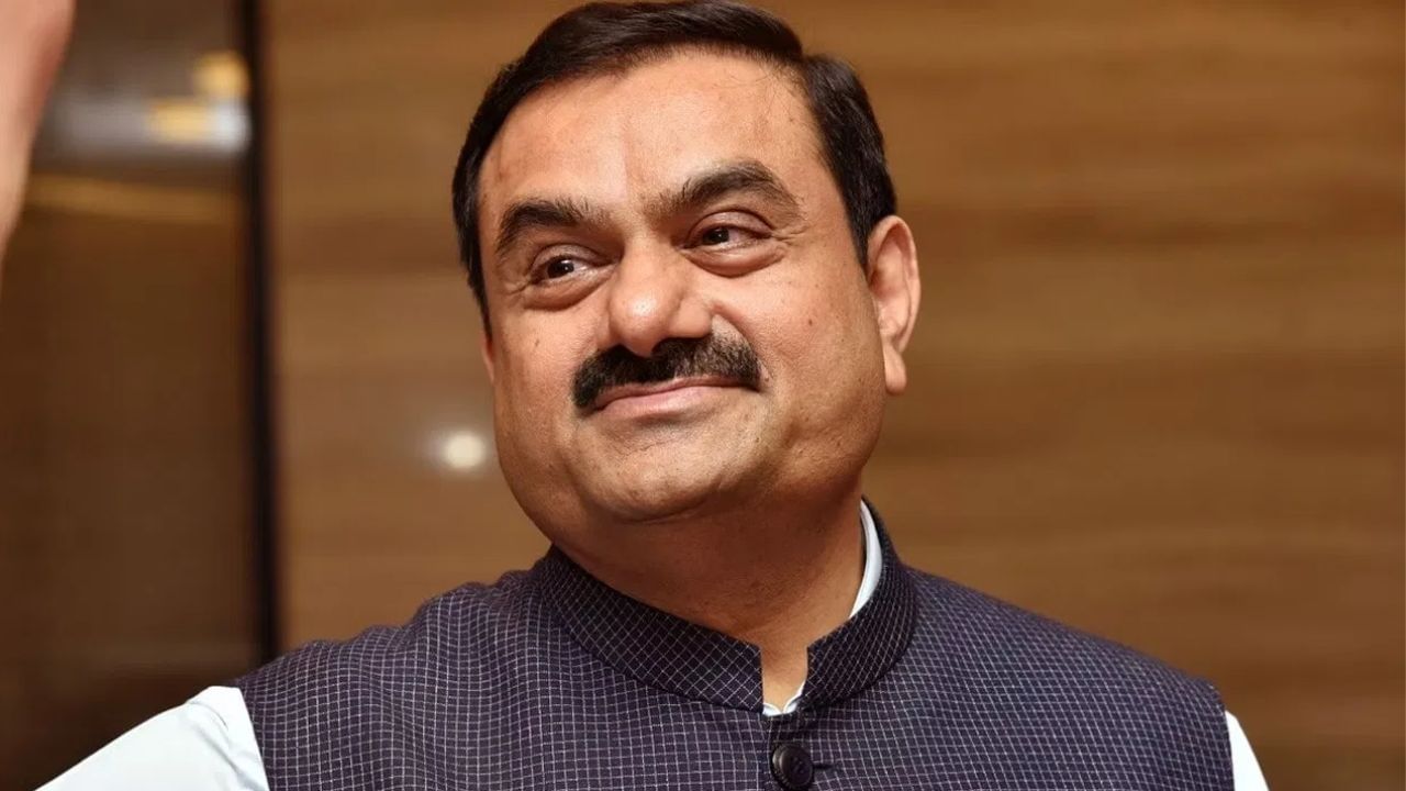 Shares of Adani Green Energy: છેલ્લા 4 ટ્રેડિંગ દિવસોમાં અદાણી ગ્રીન એનર્જી લિમિટેડના શેરના ભાવમાં 60.66 ટકાનો વધારો થયો છે. સોમવારે કંપનીના શેરમાં ફરી એકવાર ઉછાળો જોવા મળ્યો હતો. બીએસઈમાં સોમવારે સવારે અદાણી ગ્રૂપનો આ સ્ટોક 9.09 ટકાના વધારા સાથે રૂ. 1445ની ઈન્ટ્રા-ડે હાઈ પર પહોંચવામાં સફળ રહ્યો હતો. તમને જણાવી દઈએ કે તાજેતરમાં અદાણી ગ્રુપ પર ઘણા ગંભીર આરોપો લાગ્યા હતા. જે બાદ ગ્રુપની લિસ્ટેડ કંપનીઓના માર્કેટ કેપમાં નોંધપાત્ર ઘટાડો થયો હતો.