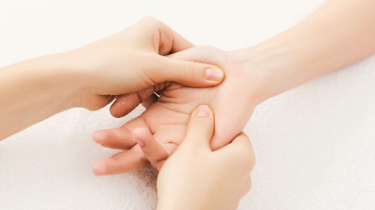 Acupressure: એક્યુપ્રેશર એ સારવારની પ્રાચીન પદ્ધતિ છે. જેમાં શરીરના અલગ-અલગ ભાગોના મહત્વના પોઈન્ટ પર દબાણ રોગને દૂર કરવાનો પ્રયાસ કરવામાં આવે છે. વાસ્તવમાં, આપણા શરીરના મુખ્ય પ્રેશર પોઇન્ટ પગના તળિયા અને હથેળીઓમાં હોય છે.