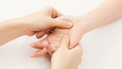 Acupressure: એક્યુપ્રેશર એ સારવારની પ્રાચીન પદ્ધતિ છે. જેમાં શરીરના અલગ-અલગ ભાગોના મહત્વના પોઈન્ટ પર દબાણ રોગને દૂર કરવાનો પ્રયાસ કરવામાં આવે છે. વાસ્તવમાં, આપણા શરીરના મુખ્ય પ્રેશર પોઇન્ટ પગના તળિયા અને હથેળીઓમાં હોય છે.