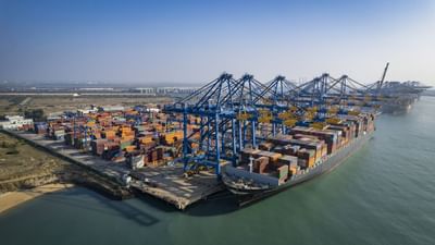 અદાણી પોર્ટ્સ અને સ્પેશિયલ ઈકોનોમિક ઝોન (APSEZ) એ શુક્રવારે કોચીન શિપયાર્ડ લિમિટેડ પાસેથી આઠ હાર્બર ટગ ખરીદવાની જાહેરાત કરી હતી. હાર્બર ટગ એ એક જહાજ છે જેનો ઉપયોગ બંદરોમાં મોટા જહાજોને ખેંચવા, દબાણ કરવા અથવા ફેરવવા માટે થાય છે. તમે તેને પોર્ટની 'ટેક્સી' પણ કહી શકો છો. આ મેક ઇન ઇન્ડિયા પહેલનો એક ભાગ છે. આ પ્રોજેક્ટનો કુલ ખર્ચ અંદાજે 450 કરોડ રૂપિયા છે. આ ટગ્સની ડિલિવરી ડિસેમ્બર 2026 અને મે 2028 વચ્ચે અપેક્ષિત છે. આ પગલાથી ગૌતમ અદાણીની કંપની ભારતીય બંદરો પર તેની કાર્યક્ષમતા અને સુરક્ષા વધારવા માંગે છે. આઠ હાર્બર ટગની ખરીદી માટેનો આ ઓર્ડર દેશમાં આ ક્ષેત્રમાં અત્યાર સુધીનો સૌથી મોટો ઓર્ડર છે.