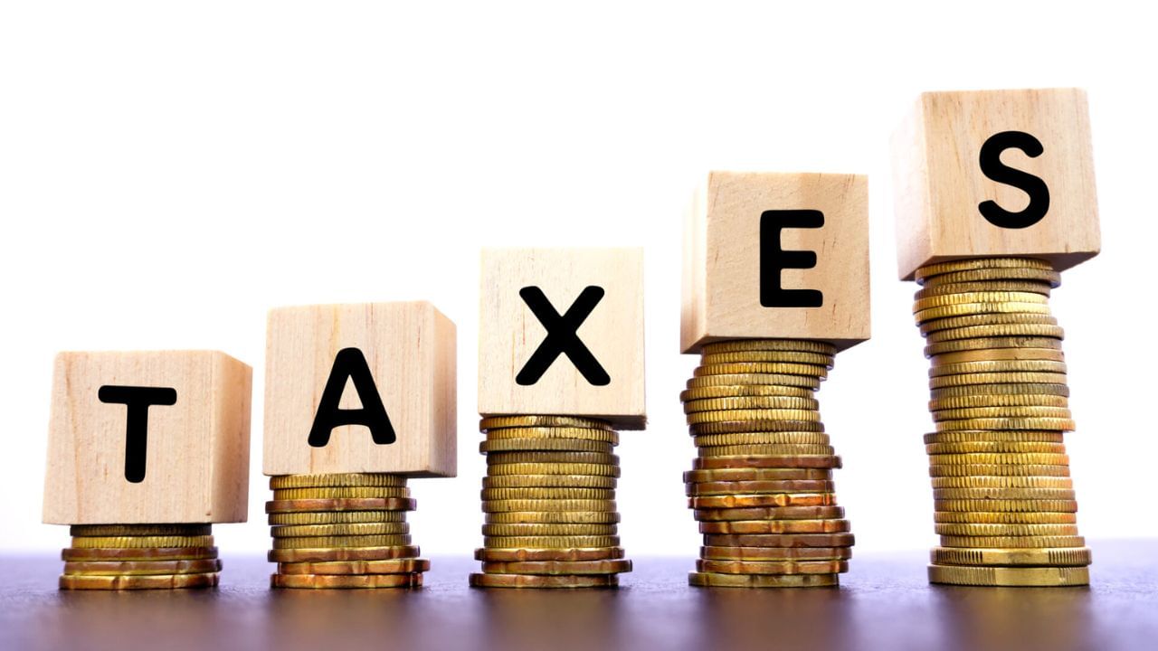 હાલમાં આવકવેરો પસંદ કરવા માટે બે સિસ્ટમો છે. પહેલું જૂનું અને બીજું નવું. નવી સિસ્ટમ 2020 થી શરૂ થઈ. આમાં HRA જેવી સુવિધાઓ પર કોઈ છૂટ નથી. નવી સિસ્ટમમાં 3 લાખથી 15 લાખ રૂપિયાની વાર્ષિક કમાણી પર 5 થી 20 ટકા ટેક્સ લાગે છે. આનાથી વધુ આવક પર 30 ટકાના દરે ઈન્કમ ટેક્સ ચૂકવવો પડશે.