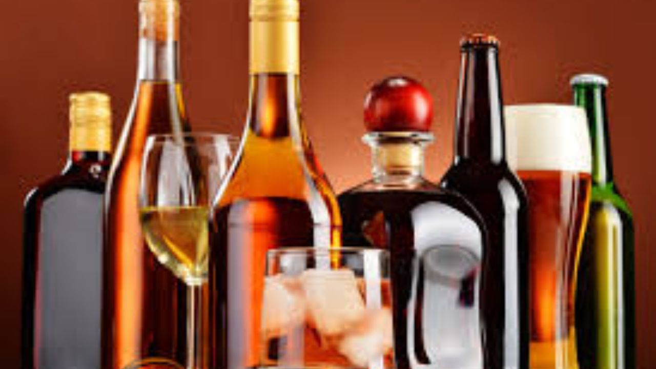 How Much Alcohol Is Safe to Drink: આલ્કોહોલ પીવા માટે કેટલું સલામત છે? દરેક વસ્તુનો વધુ પડતો ઉપયોગ ખરાબ છે. જો તમે તેનું વધુ પડતું સેવન કરો છો, તો તે તમારા સ્વાસ્થ્ય માટે હાનિકારક હોઈ શકે છે, પરંતુ જો તમે ઝેરી વસ્તુઓનું ચોક્કસ માત્રામાં સેવન કરો છો, તો તે ફાયદાકારક સાબિત થાય છે. આલ્કોહોલનું વધુ પડતું સેવન કરવું ખૂબ જ નુકસાનકારક છે, આલ્કોહોલ વિશે વાત કરીએ તો, ઘણા લોકો એ જાણીવા માટે ઉત્સુક હશે કે આલ્કોહોલ (Alcohol)ના શું ફાયદા હોઈ શકે છે અને તેનું સેવન કરવું કેટલું યોગ્ય છે. આ અહેવાલ દ્વારા અમે તમને જણાવીશું કે, સ્ત્રીઓ અને પુરુષો માટે દારૂના સેવનની યોગ્ય માત્રા અલગ છે અને તે વય પર પણ આધાર રાખે છે.