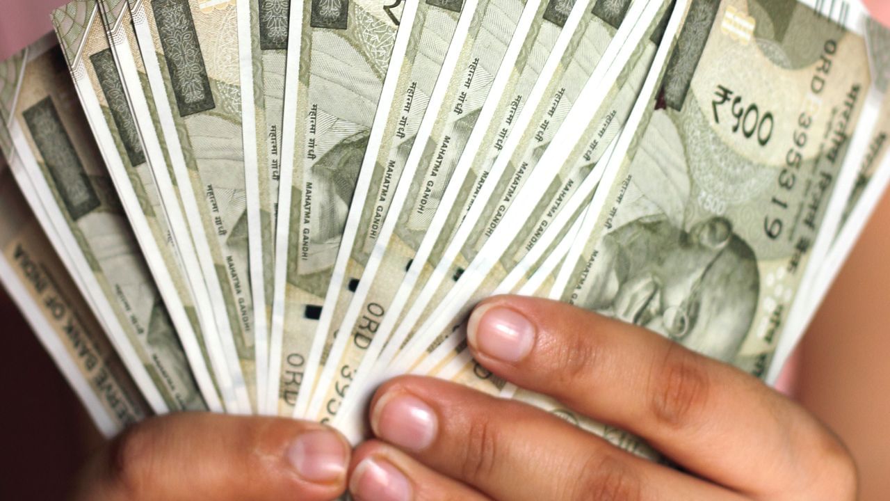 યોજનાઓ દ્વારા, તમે પૈસા અને ટેક્સ સંબંધિત લાભો મેળવી શકો છો. આનાથી તમે નવા વર્ષ માટે સારી તૈયારી કરી શકશો અને તમારા નાણાકીય ભવિષ્યને સુરક્ષિત કરી શકશો.