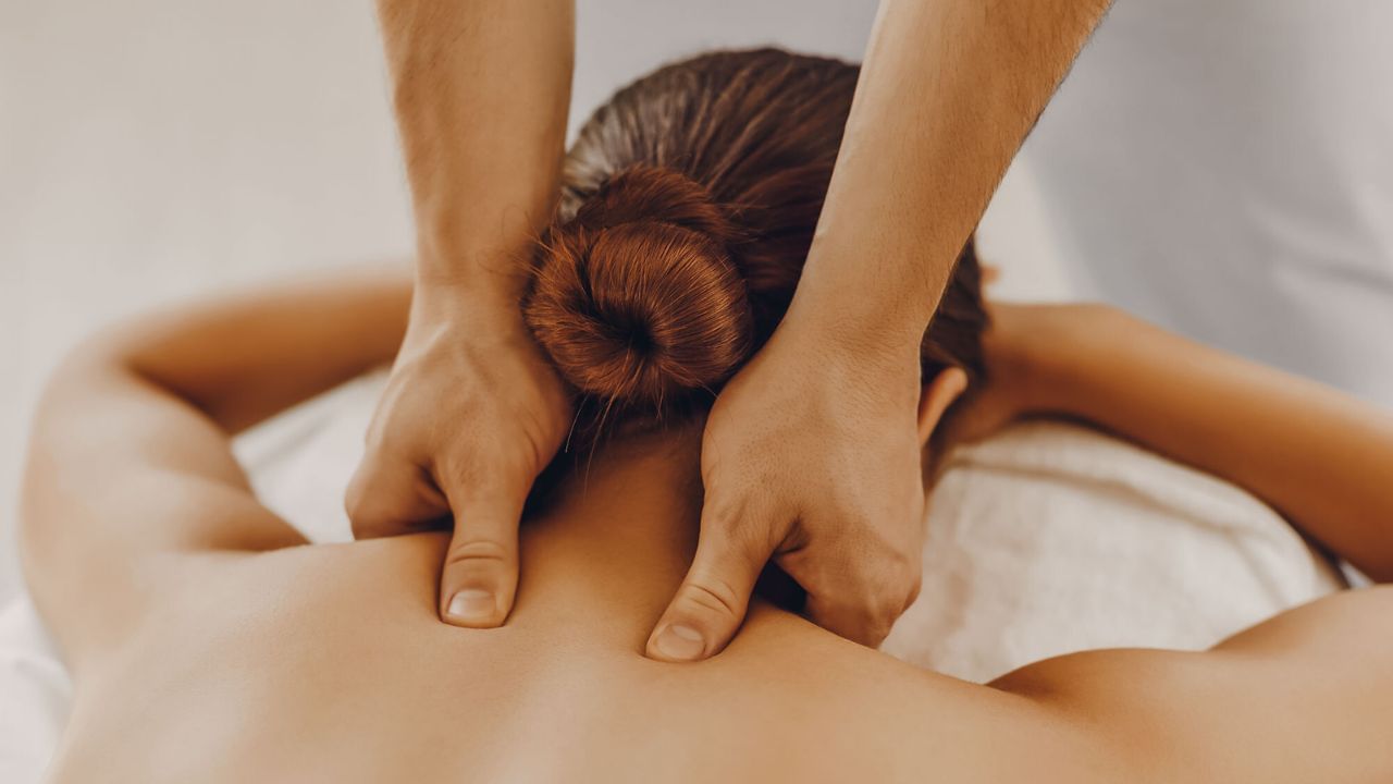 એક્યુપ્રેશર એ ચીનની પરંપરાગત સારવાર છે. શરીરની ક્ષમતાને જાગૃત કરવા માટે સિગ્નલ મોકલવાની આ એક ટેકનિક છે. શરીરને જે વાહિકાઓ દ્વારા ઊર્જા મેળે છે અને આ કુદરતી ઊર્જામાં કોઈપણ વિક્ષેપ રોગ અથવા પીડાનું કારણ બને છે. આ પરંપરાગત સારવાર દ્વારા આરોગ્ય સુધારી શકાય છે.