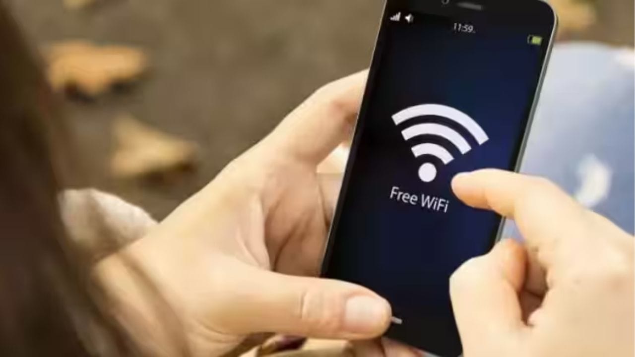 હોટલના રૂમ બુક કરતી વખતે પબ્લિક વાઇ-ફાઇનો ઉપયોગ કરવાનું ટાળો. હંમેશા ખાનગી નેટવર્કનો ઉપયોગ કરો, જેથી તમારી અંગત માહિતી સુરક્ષિત રહે અને વિગતો લીક થવાનું જોખમ ન રહે (image source: google)