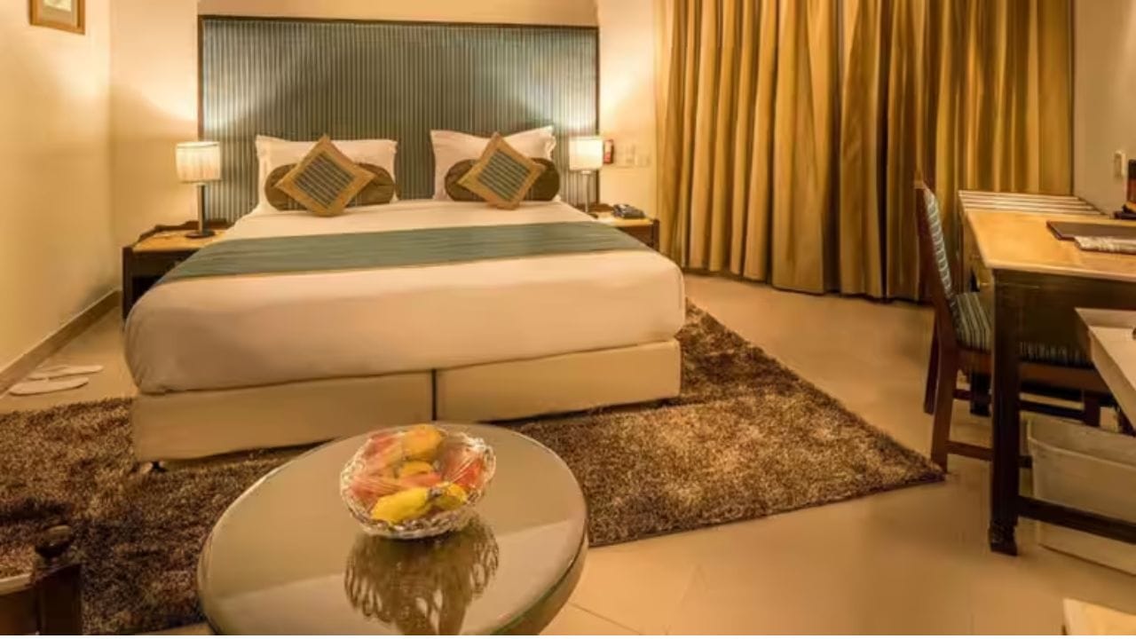 ઘણી વખત, ઓનલાઈન બુકિંગ કરતી વખતે, લોકો ધ્યાન આપતા નથી કે તેમનો રૂમ પેન્ટ્રીની નજીક છે. આવી સ્થિતિમાં, વાસણોના ખડખડાટ અથવા અન્ય કામનો અવાજ તમને પરેશાન કરી શકે છે અને તે તમારા પ્રવાસનો આનંદ ઘટાડે છે.(image source: Tripadvisor)