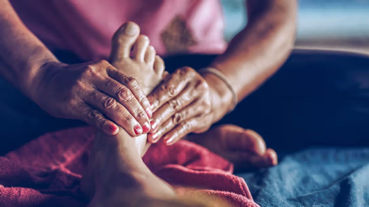 એક્યુપ્રેશરના ફાયદા- એક્યુપ્રેશર થેરાપી શરીરની હોર્મોન સિસ્ટમને ઉત્તેજિત કરે છે. તે શરીરના તમામ પ્રકારના દુખાવામાં ફાયદાકારક સાબિત થાય છે. જો તમે માથાનો દુખાવો, આધાશીશી, સાંધાનો દુખાવો, જડતા, ઘૂંટણનો દુખાવો અને સંધિવાથી પીડાતા હોવ તો તમે એક્યુપ્રેશર સારવારથી રાહત મેળવી શકો છો. એટલું જ નહીં, જો તમે ચિંતા, તણાવ અથવા પાચન સંબંધી સમસ્યાઓથી પરેશાન છો, તો તમે આ પરંપરાગત ઉપચારની મદદ લઈ શકો છો.