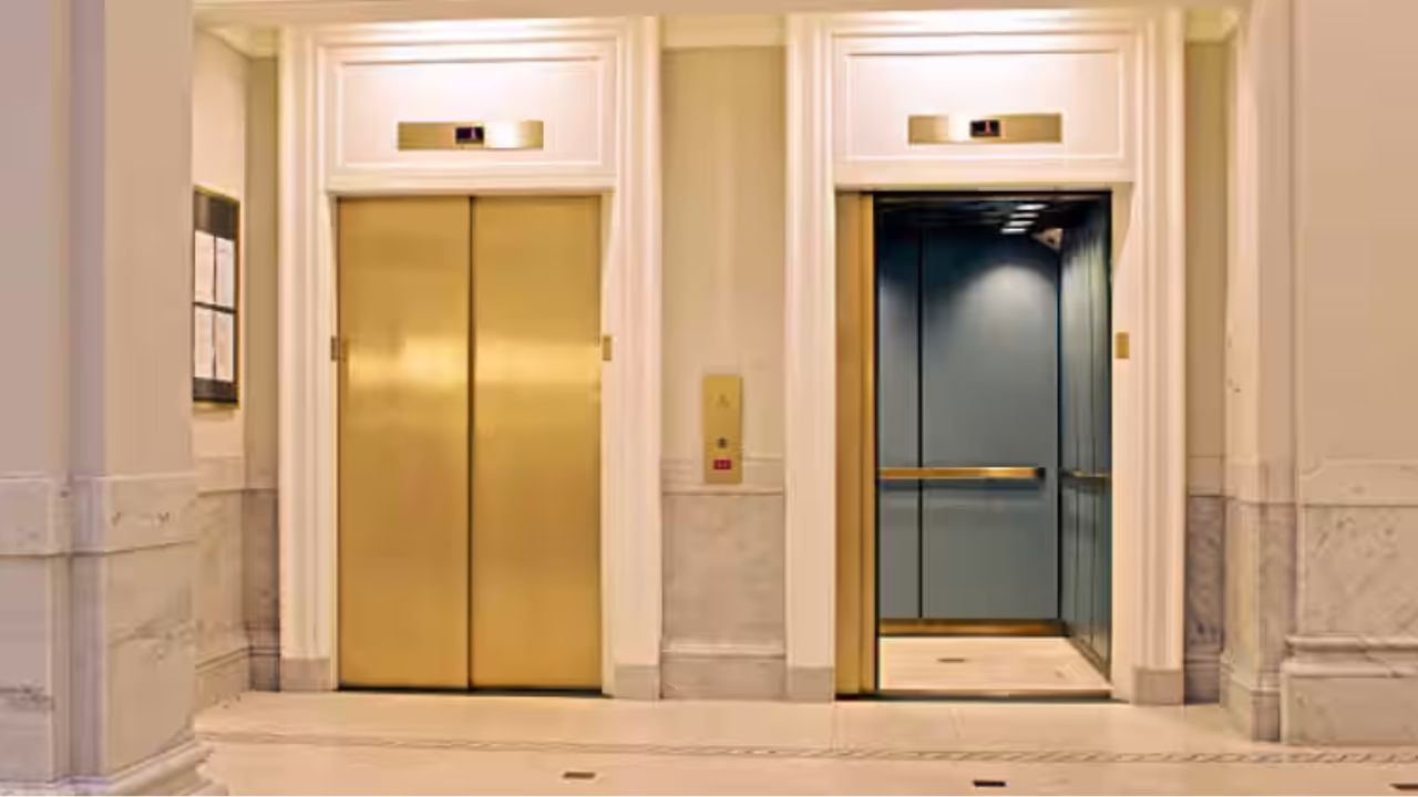 તમારે લિફ્ટની નજીક રૂમ બુક કરવાનું ટાળવું જોઈએ કારણ કે ત્યાં ઘણા બધા લોકો હંમેશા આવતા-જતા હોય છે. આ તમારી શાંતિને ખલેલ પહોંચાડી શકે છે અને તમારા આરામમાં અવરોધ લાવી શકે છે.(image source: Tripadvisor)