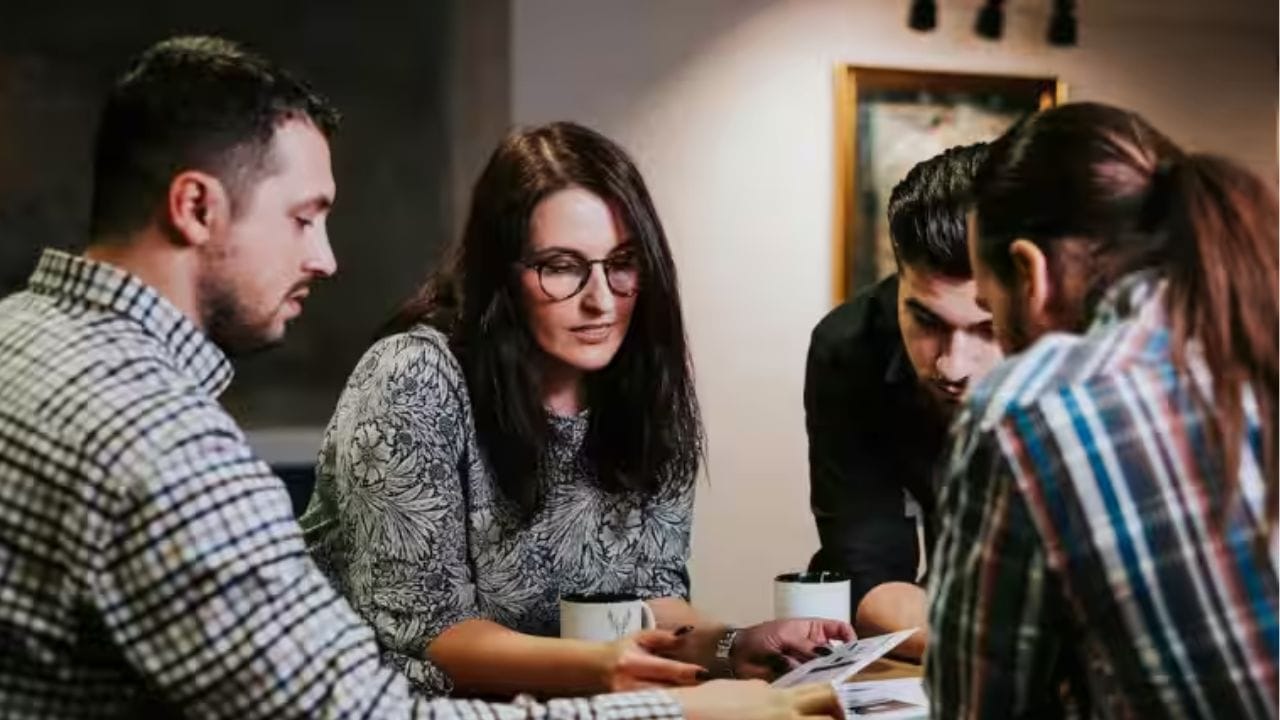 જો તમે ગ્રૂપમાં મુસાફરી કરી રહ્યા છો, તો સ્થાન પર પહોંચ્યા પછી રૂમ બુક કરાવવું વધુ સારું છે. એડવાન્સ બુકિંગ કર્યા પછી જો તમને અપેક્ષા મુજબની સુવિધાઓ ન મળે તો તમારો મૂડ બગડી શકે છે.(image source: googl)