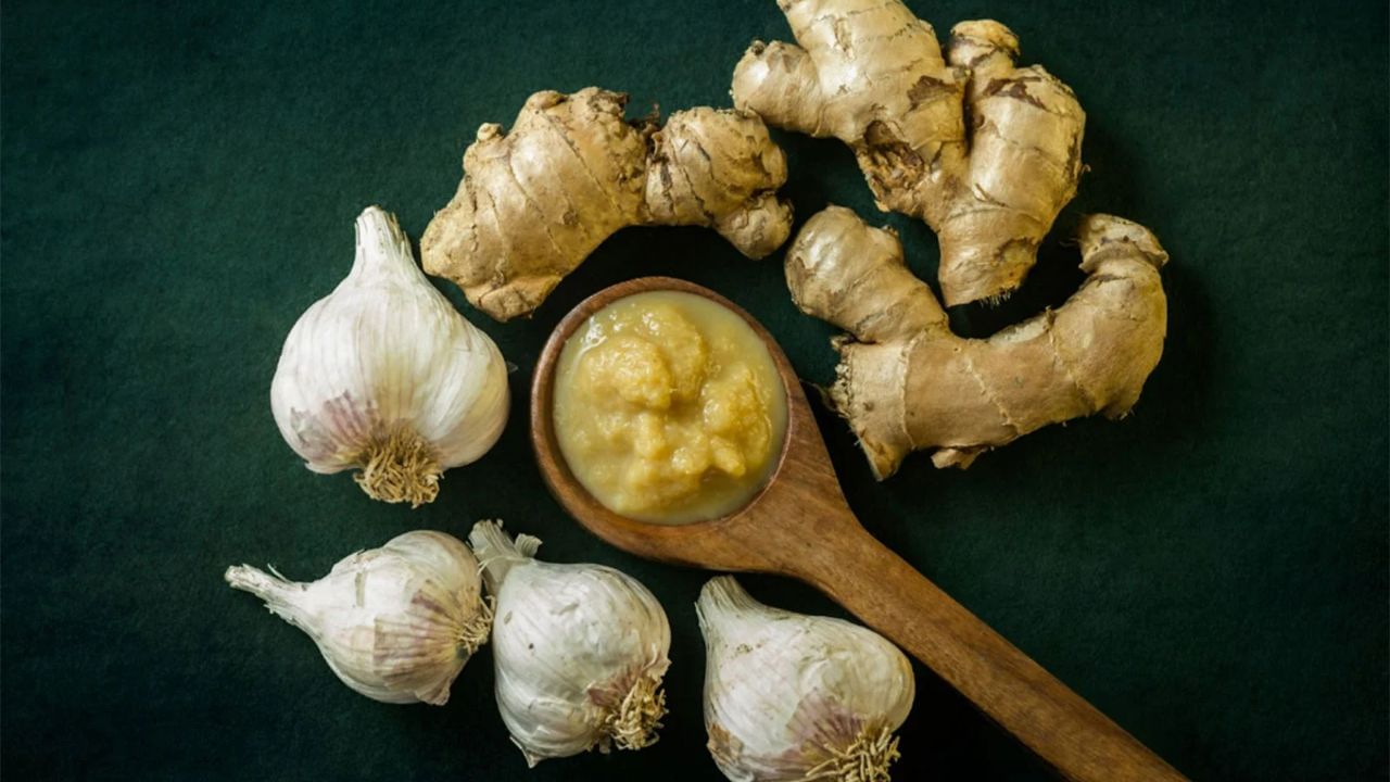 મસાલેદાર ખોરાક: મસાલેદાર ખોરાક જેમ કે હોર્સરાડિશ, મરચું, આદુ અથવા લસણ ખાવાથી ગરમી અને બળતરાને કારણે, નાક વહેવા લાગે છે, જે અસ્થાયી રૂપે અવરોધિત નાકને ખોલવામાં મદદ કરે છે. પરંતુ પહેલા ડૉક્ટરની સલાહ લો.