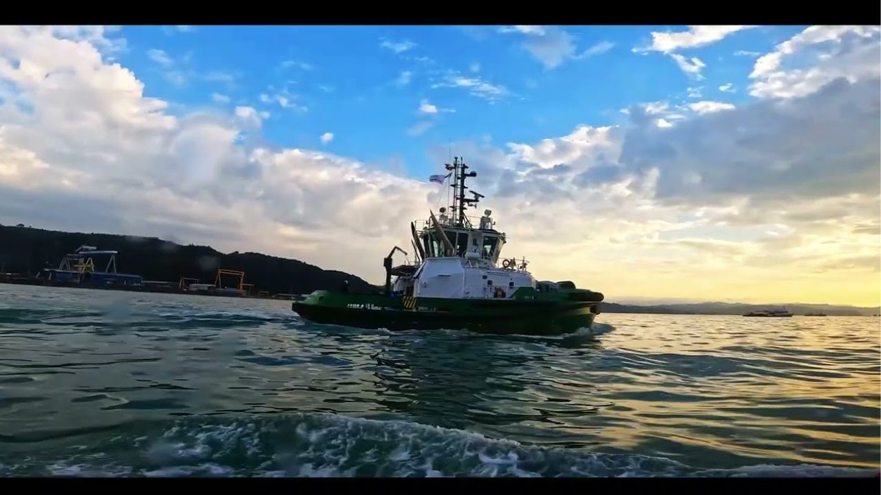 હાર્બર ટગ્સ શા માટે મહત્વપૂર્ણ છે? , બંદરોમાં સુરક્ષા સુનિશ્ચિત કરવામાં હાર્બર ટગ્સ મહત્વપૂર્ણ ભૂમિકા ભજવે છે.હાર્બર ટગ મોટા જહાજોને કાર્યક્ષમ રીતે ચલાવવામાં મદદ કરે છે, સમય અને નાણાંની બચત કરે છે, આંતરરાષ્ટ્રીય વેપારના સરળ સંચાલનમાં હાર્બર ટગ્સ મહત્વની ભૂમિકા ભજવે છે.