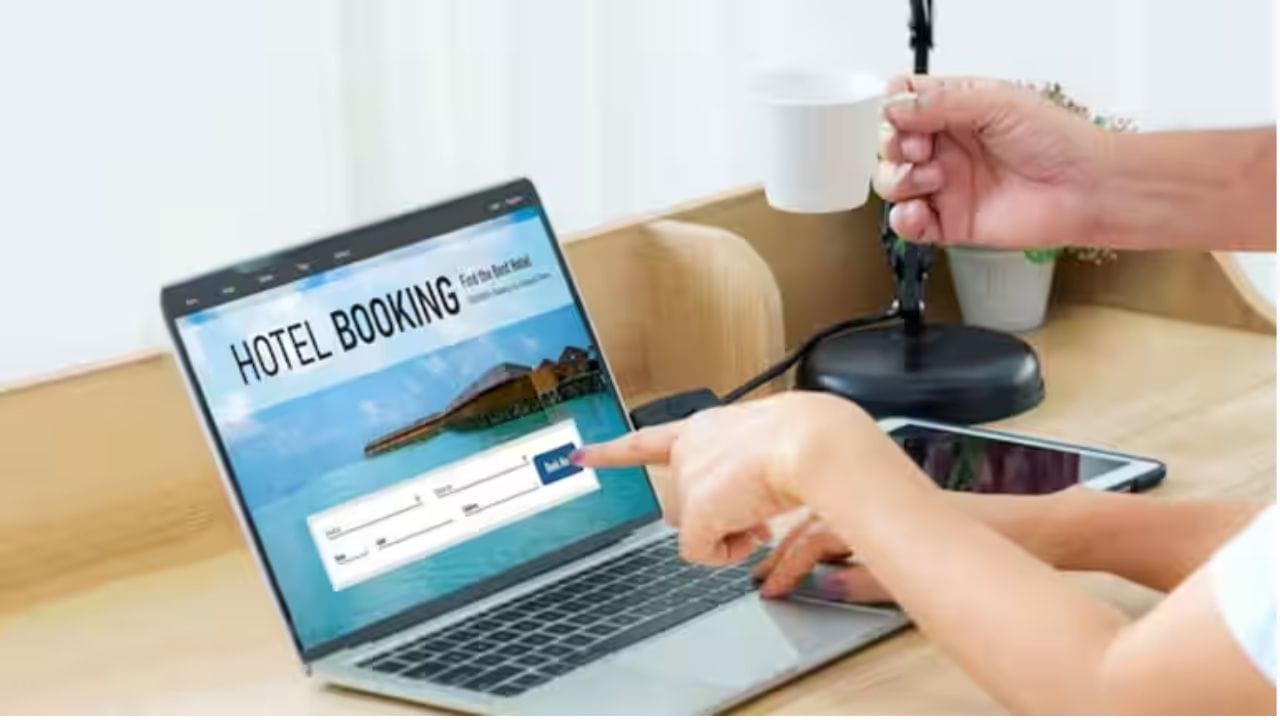 હોટેલ બુક કરાવતા પહેલા તેની સુવિધાઓ અને રૂમ લોકેશન વિશે સંપૂર્ણ માહિતી મેળવી લો. આ નાની સાવચેતી તમારી સફરને યાદગાર બનાવી શકે છે.(image source: google)