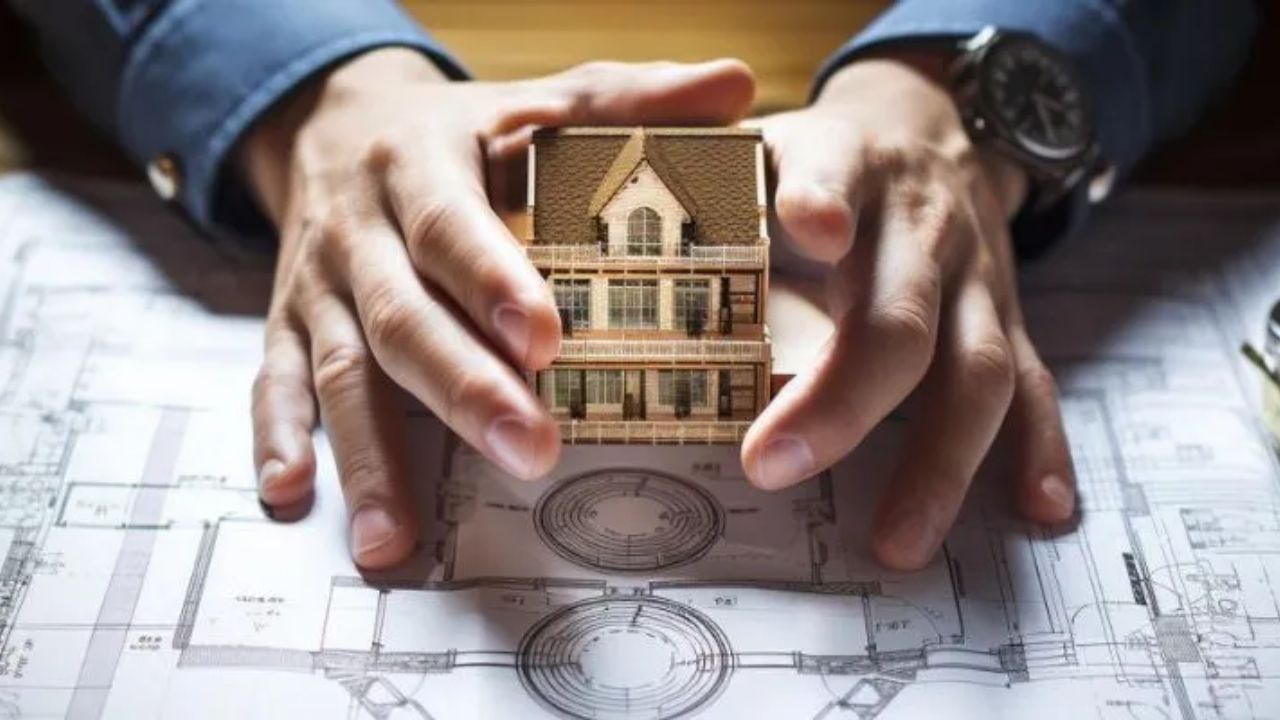 ઘરના વિવાદોના નિરાકરણ માટે ઘરના માલિકે પીપળના ઝાડની સેવા કરવી જોઈએ. ઘરની નજીક પીપળનું ઝાડ લગાવવું જોઈએ અને તેની સતત કાળજી લેવી જોઈએ. તેનાથી પરિવારના સભ્યો પર દેવતાઓની કૃપા બની રહે છે.