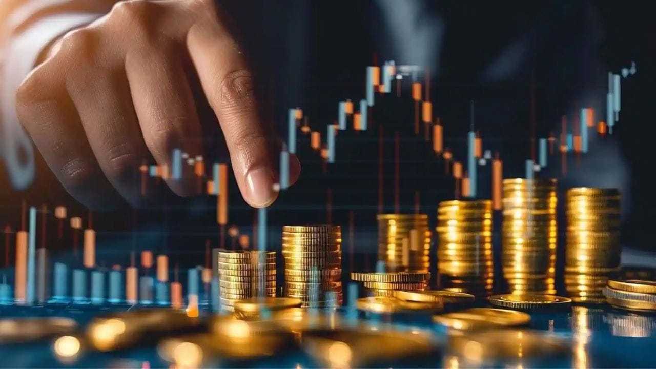 21 નવેમ્બરે બજાર ઘટીને 77,155 થઈ ગયું હતું. તે પછી સેન્સેક્સ 6 ટકા રિકવર થયો છે. આ રિકવરીથી વિવિધ સેક્ટરના શેરોમાં પ્રાણ ફૂંકાયા છે. આનાથી ગોલ્ડ અને જ્વેલરી શેરોને ઘણો ફાયદો થયો છે. નોંધનીય બાબત એ છે કે આ શેરોએ વેચવાલી દરમિયાન પણ સારું પ્રદર્શન આપ્યું છે. આજે અમે તમને સોનાના ત્રણ સ્ટોક વિશે જણાવવા જઈ રહ્યા છીએ. તેણે છેલ્લા એક વર્ષમાં તેના પૈસા બમણા-ત્રણ ગણા કરવાનું કામ કર્યું છે. એક શેરે માત્ર 6 મહિનામાં રોકાણ ત્રણ ગણું કર્યું છે. તેજી હજુ પણ ચાલુ છે અને નિષ્ણાતોનું માનવું છે કે તે ટૂંક સમયમાં રૂ. 5,000ના લક્ષ્યાંકને સ્પર્શી શકે છે.