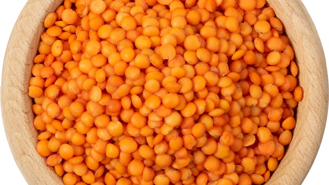 દાળ ભારતીય ઘરોમાં ખૂબ જ સામાન્ય વસ્તુ છે. તેને કોઈ ઓળખની જરૂર નથી. જો કે તેનું સેવન કરવાના ઘણા ફાયદા છે. બ્લડ પ્રેશરને નિયંત્રિત કરવા અને પાચનમાં મદદ કરવા માટે મસૂર શ્રેષ્ઠ પ્રોટીન વિકલ્પોમાંથી એક છે. કઠોળમાં આયર્ન, ફોલેટ, વિટામિન બી, આયર્ન, મેગ્નેશિયમ, પોટેશિયમ અને ઝિંક સારી માત્રામાં જોવા મળે છે. મસૂર પણ પ્રોટીન અને ફાઈબરનો ઉત્તમ સ્ત્રોત છે.