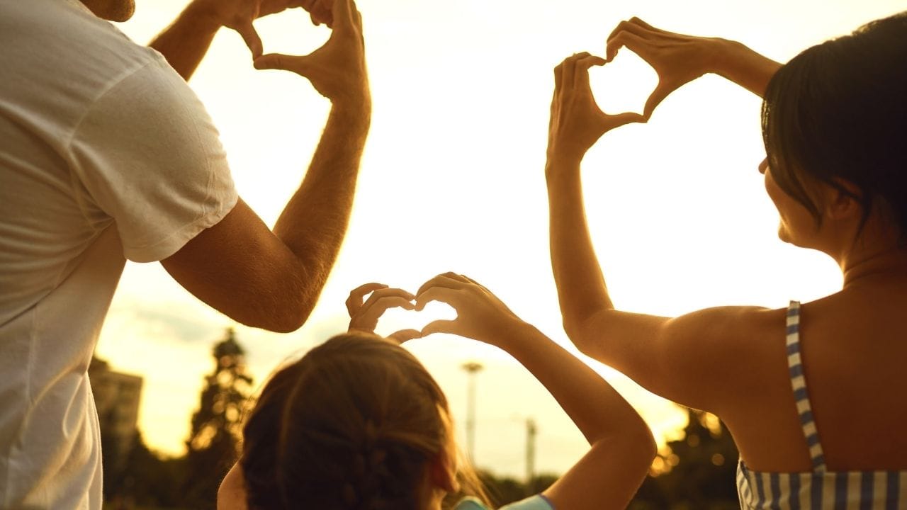 દરેક વ્યક્તિએ પોતાના પરિવાર સાથે ઓછામાં ઓછા ચાર કલાક પસાર કરવા જોઈએ. ઇન્ફોસિસના સહ-સ્થાપક નારાયણ મૂર્તિના સૂચનને પગલે વર્ક-લાઇફ બેલેન્સની ચર્ચા વધી છે. તેમણે કહ્યું હતું કે દેશના યુવાનોએ અઠવાડિયામાં 70 કલાક કામ કરવું જોઈએ.