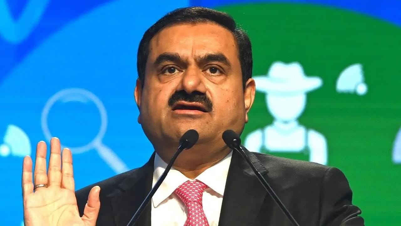 ગૌતમ અદાણીએ જણાવ્યું હતું કે જ્યારે તમે તમને ગમતું કામ કરો ત્યારે જ વર્ક-લાઈફ બેલેન્સ થાય છે. અદાણીએ કહ્યું, 'તમારું વર્ક-લાઈફ બેલેન્સ મારા પર લાદવામાં ન આવે અને મારું તમારા પર લાદવામાં ન આવે.' તેમણે એવું પણ સૂચન કર્યું કે લોકોએ તેમના પરિવાર સાથે ઓછામાં ઓછા ચાર કલાક વિતાવવા જોઈએ.