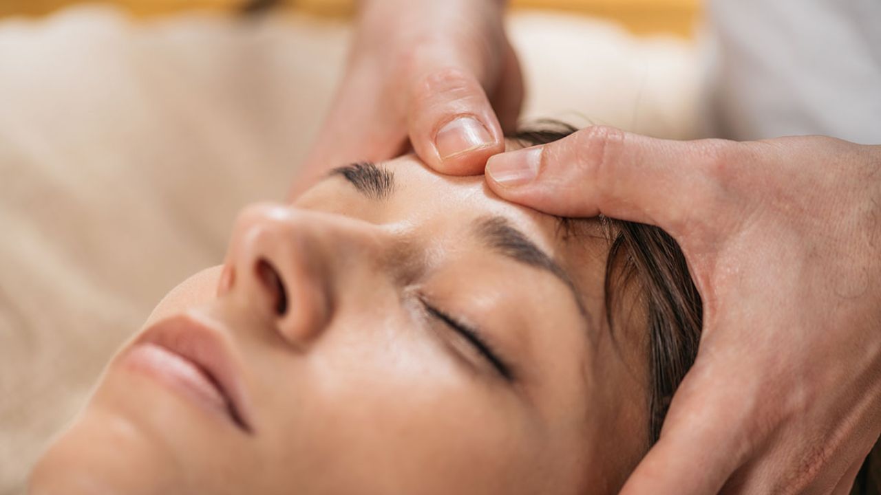 શું એક્યુપ્રેશરની કોઈ આડઅસર છે? એક્યુપ્રેશર કરાવવાથી કોઈને કોઈ આડઅસરનો અનુભવ થતો નથી. કોઈપણ ડર વગર દરેક વ્યક્તિ આ ઉપચાર અજમાવી શકે છે.