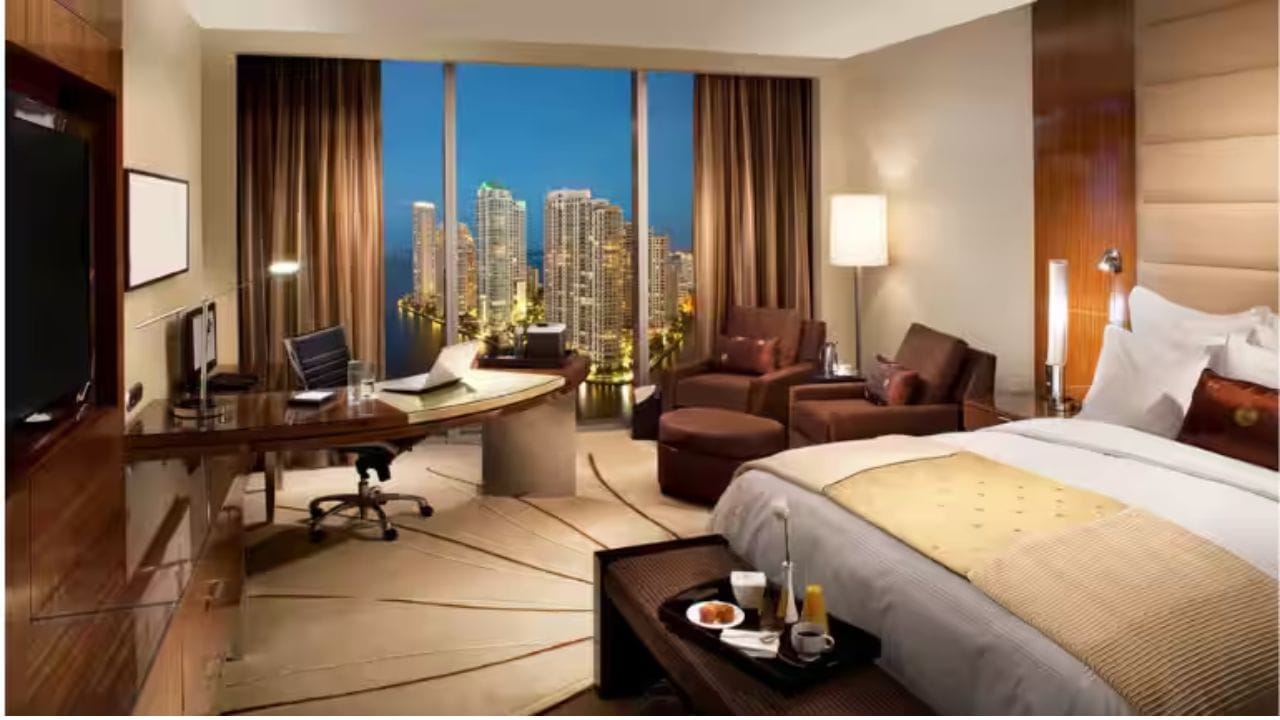 હોટલમાં રૂમ બુક કરાવતી વખતે એ વાતનું ધ્યાન રાખો કે રૂમ બહુ ઘોંઘાટવાળી જગ્યાએ ન હોય. એક શાંત અને આરામદાયક સ્થળ પસંદ કરો જેથી કરીને તમે સંપૂર્ણપણે આરામ કરી શકો.(image source: Tripadvisor)