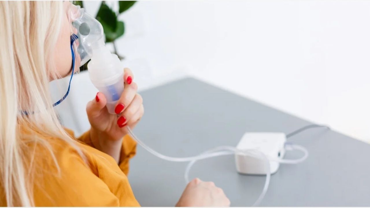 સ્ટ્રક્ચર્ડ ઇન્હેલેશન અથવા સ્ટીમ: સ્ટીમ ઇન્હેલેશન મદદ કરી શકે છે, પરંતુ ઉકળતા પાણીથી સાવચેત રહો. એક વાસણ અથવા મોટા વાસણમાં ઉકળતા પાણીને રેડો અને તેને ટેબલ પર રાખો. ટેબલ પાસે ખુરશી પર બેસો અને તમારો ચહેરો બેસિન અથવા બાઉલ પર મૂકો. હવે 5 થી 10 મિનિટ સુધી સામાન્ય રીતે શ્વાસ લો.