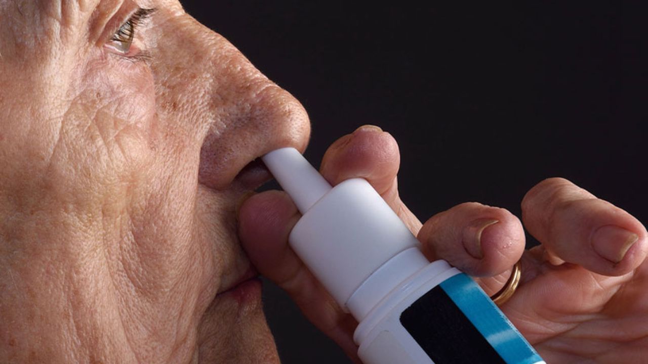 નેઝલ ડ્રોપનો ઉપયોગ કરો: બંધ નાકમાં ડીકોન્જેસ્ટન્ટ સ્પ્રે અને ટીપાં ખૂબ અસરકારક છે. તેઓ તમારું નાક ઝડપથી સાફ કરી શકે છે પરંતુ તેનો ઉપયોગ ફક્ત 5-7 દિવસ માટે જ કરવો જોઈએ. જો તમે લાંબા સમય સુધી તેનો ઉપયોગ કરો છો, તો જ્યારે તમે તેનો ઉપયોગ કરવાનું બંધ કરો છો ત્યારે તમારું નાક ફરીથી ભરાઈ જશે