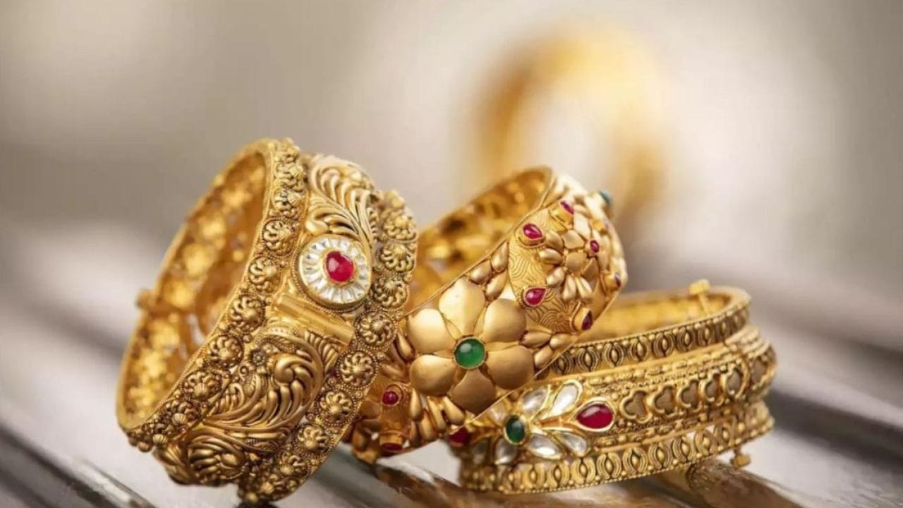 દાગીના કે ઘરેણાની આટલા મોટા પ્રમાણમાં ખરીદીને કારણે છેલ્લા છ મહિનામાં છેલ્લા 6 મહિનામાં ભારતના જ્વેલરી સેક્ટરમાં સારી ચમક આવી છે. આ સમયગાળા દરમિયાન, ઘણા જ્વેલરી સ્ટોક્સનું પ્રદર્શન પણ સારું રહ્યું છે.