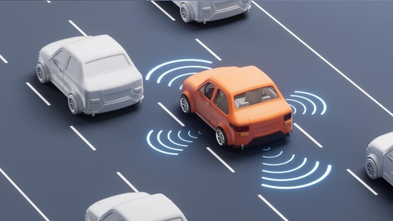 જ્યારે ADAS કારમાં એક્ટિવ હોય છે, ત્યારે તે સતત વાહનો, રાહદારીઓ અને રસ્તા પરના અન્ય અવરોધોનું નિરીક્ષણ કરે છે. આ માટે કારમાં લાગેલા કેમેરા અને રડાર રસ્તા પરની વસ્તુઓનું અંતર, ઝડપ અને દિશા માપે છે. સિસ્ટમ આ જાણકારી પર પ્રોસેસ કરીને સંભવિત જોખમોનું મૂલ્યાંકન કરે છે.