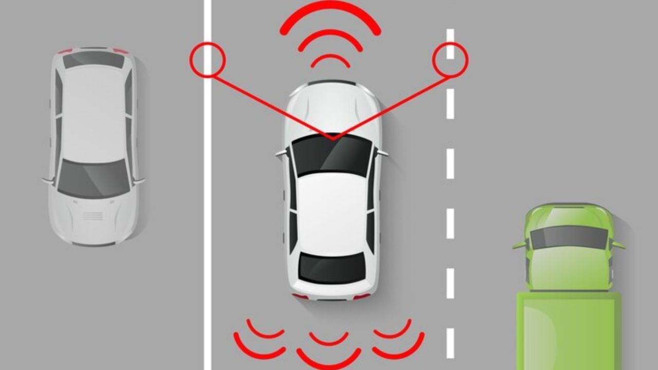 ઇમરજન્સી બ્રેકિંગના સંદર્ભમાં, ADASની એક મહત્વપૂર્ણ વિશેષતા ઓટોનોમસ ઇમરજન્સી બ્રેકિંગ (AEB) છે. જ્યારે ડ્રાઈવર સમયસર બ્રેક લગાવતો નથી અથવા ખતરાની નોંધ લેતો નથી, ત્યારે ઈમરજન્સી બ્રેકિંગ સિસ્ટમ આપમેળે કારના બ્રેક્સને એક્ટિવ કરે છે. 
