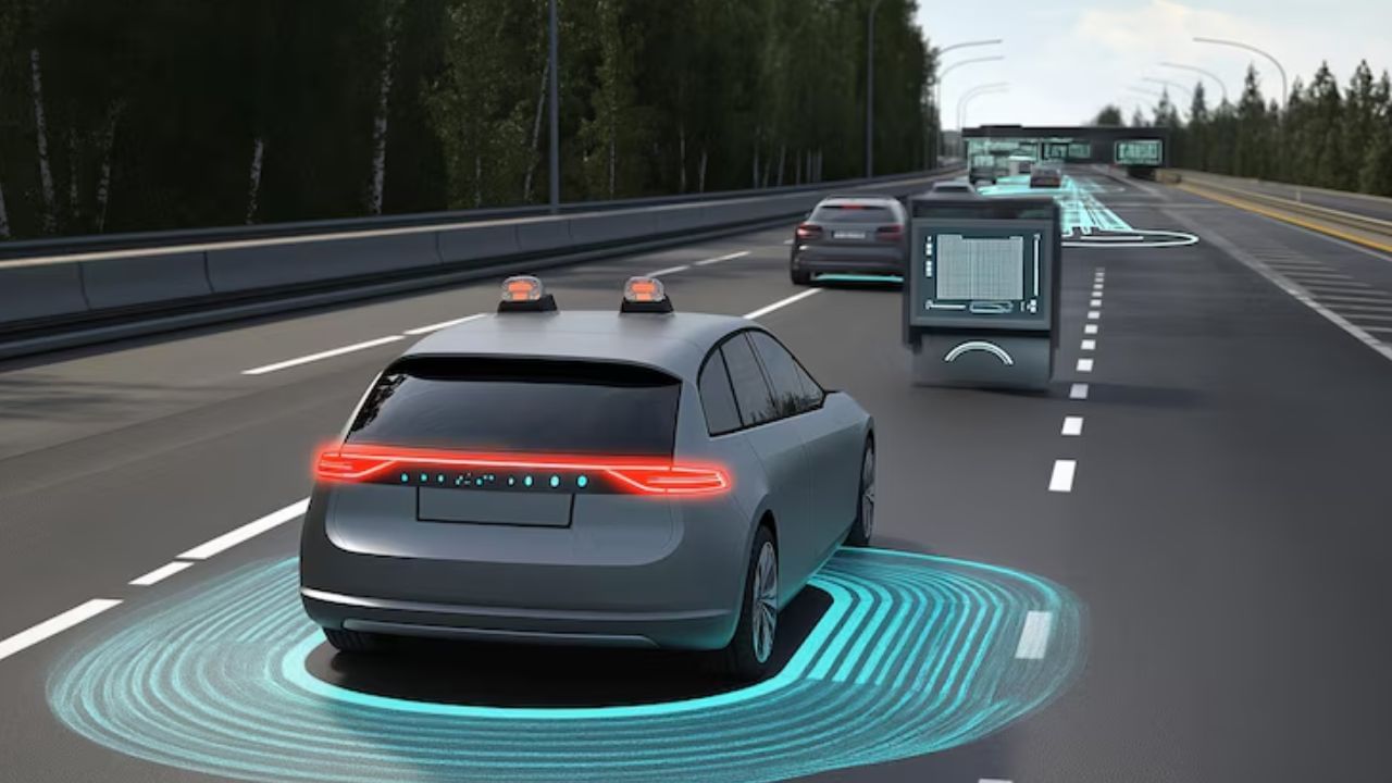 જો કોઈ વાહન અચાનક સામે દેખાય અથવા કોઈ રાહદારી રસ્તો ઓળંગી રહ્યો હોય, તો ADAS તરત જ ખતરો શોધી કાઢે છે અને ડ્રાઇવરને એલર્ટ કરે છે. આ એલર્ટ વોર્નિંગ લાઈટ, સાઉન્ડ અથવા વાઇબ્રેશનના સ્વરૂપમાં હોઈ શકે છે.