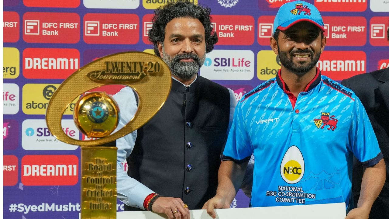 મોટા સમાચાર એ છે કે અજિંક્ય રહાણે પણ પ્રથમ ત્રણ મેચ માટે મુંબઈની ટીમમાં સામેલ નથી. સૈયદ મુશ્તાક ટ્રોફીમાં અજિંક્ય રહાણે પ્લેયર ઓફ ધ સિરીઝ બન્યો હતો. શ્રેયસ અય્યર વિજય હજારે ટ્રોફીમાં પણ મુંબઈનો કેપ્ટન રહેશે. વિજય હજારે ટ્રોફી 21 ડિસેમ્બરથી શરૂ થશે, મુંબઈ તેની પ્રથમ મેચ કર્ણાટક સામે રમશે.