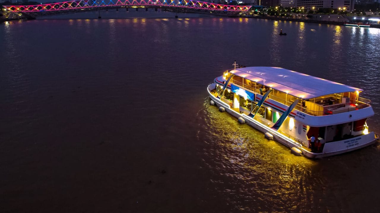 સરદાર બ્રિજથી ગાંધી બ્રિજ સુધીના એક રાઉન્ડ માટે દોઢ કલાકનો સમય લાગે છે.  ફ્લોટિંગ રેસ્ટોરાં ફૂઝમાં બેસી અને ફૂડની મજા માણી શકો છો.ફ્લોટિંગ રેસ્ટોરન્ટ જેમાં 162 મુસાફરોની ફેરીંગ ક્ષમતા છે, 