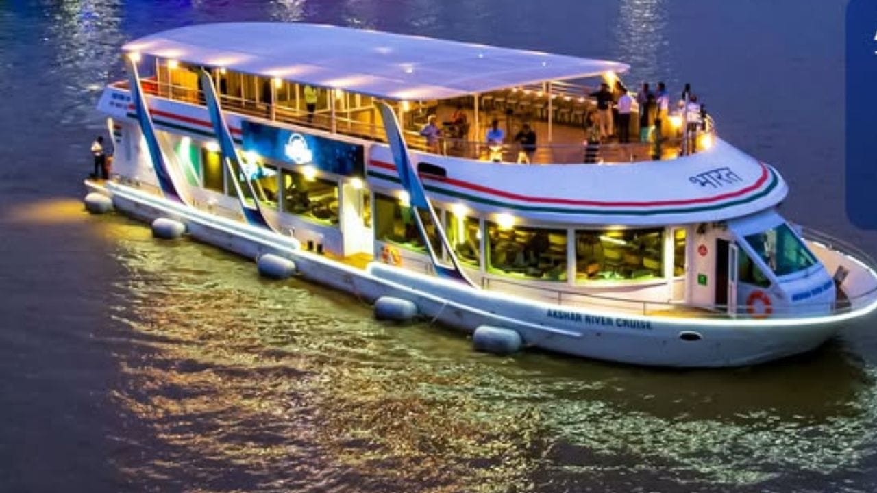 ફ્લોટિંગ રેસ્ટોરન્ટમાં ઉપર અને નીચે એમ બે જગ્યાએ લોકો બેસીને ફૂડની મજા માણી શકશે. ક્રુઝમાં TV, પ્રોજેક્ટર, લાઇટિંગ, DJ સાઉન્ડ સિસ્ટમ, લાઈફ સેવિંગ સિસ્ટમ, વગેરે સુવિધાઓ હશે. ફૂઝમાં બેસી બંને તરફ સાબરમતી નદીનો નજારો જોતા ફૂડની મજા માણી શકાય તે રીતે ટેબલ ગોઠવવામાં આવ્યા છે.