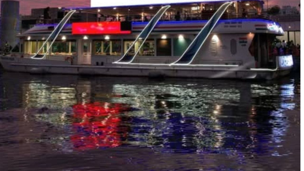 રૂ. 10 કરોડના ખર્ચે આ ફ્લોટિંગ રેસ્ટોરાં ક્રૂઝ તૈયાર કરવામાં આવ્યું છે. જો તમે બર્થ ડે સેલિબ્રેશન, એનિવર્સરી અને Engagement સેલિબ્રેશન કરવાનો પ્લાન બનાવી રહ્યા છો, કે પછી કિટી પાર્ટી અને બેબી શાવરનો પ્લાન બનાવી રહ્યા છો, તો આ પ્લેસ તમારા માટે બેસ્ટ છે. જો તમે પણ ન્યુયર સેલિબ્રેશન કરવા ક્રુઝમાં જવા માંગો છો તો તમે આ કુઝની મુલાકાત લઈશકો છો.